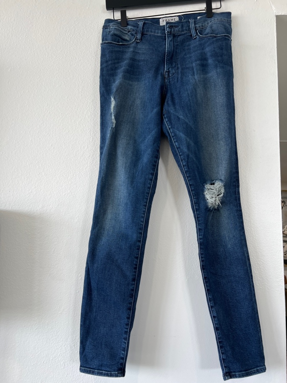Frame Denim Dark Blue Skinny Jeans with Subtle Fade